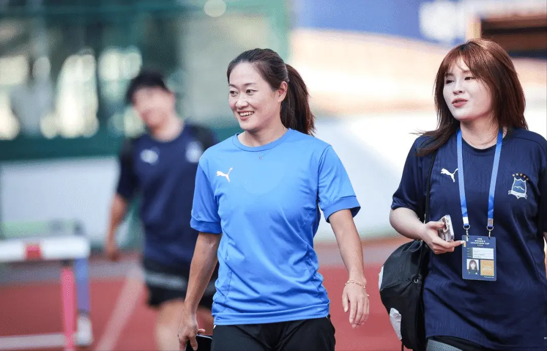 届女足冠军, alt, 但她凭借作